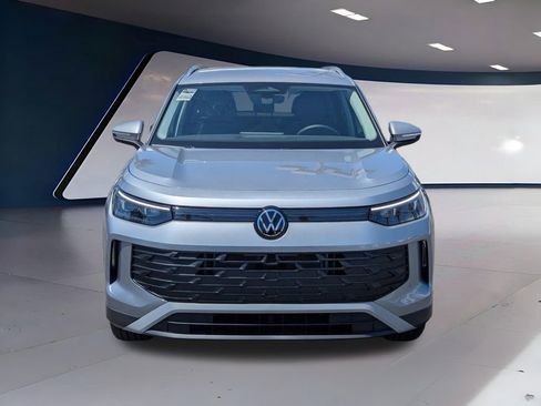 Certified 2025 Volkswagen Tiguan SE FWD image 7