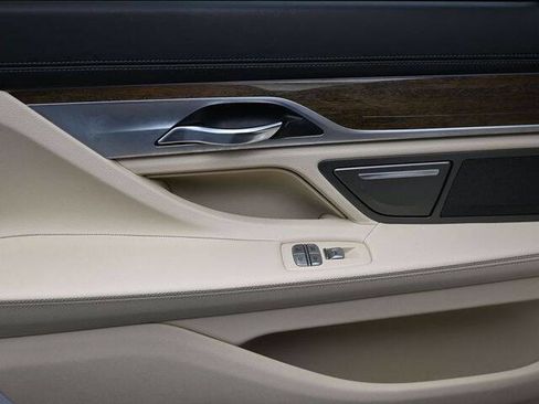 Used 2018 BMW 740i w/ Executive Package image 16