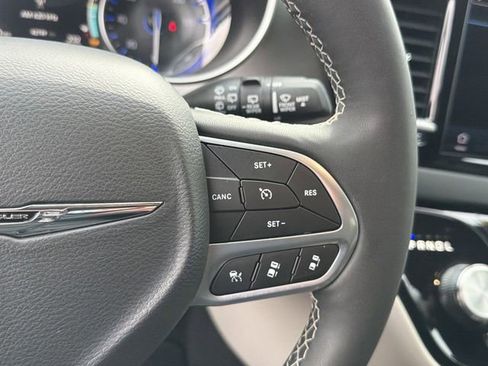 Used 2024 Chrysler Pacifica Touring-L image 17