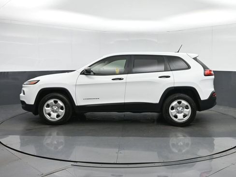 Used 2017 Jeep Cherokee Sport w/ Cold Weather Group AWD/4WD image 4