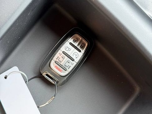 Used 2025 Chrysler Pacifica Select FWD image 22