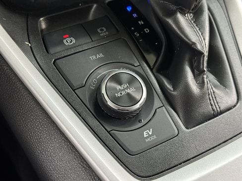 Used 2025 Toyota RAV4 XLE AWD/4WD image 43
