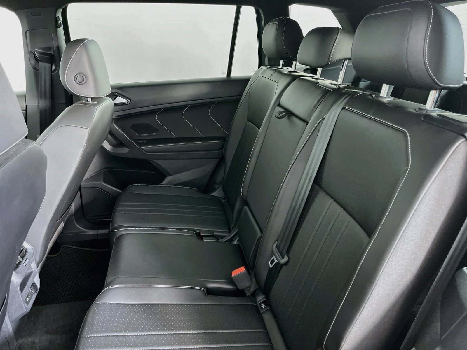 Used 2024 Volkswagen Tiguan SE R-Line FWD image 29