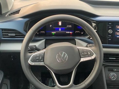 Used 2022 Volkswagen Taos SE w/ Panoramic Sunroof Package FWD image 9