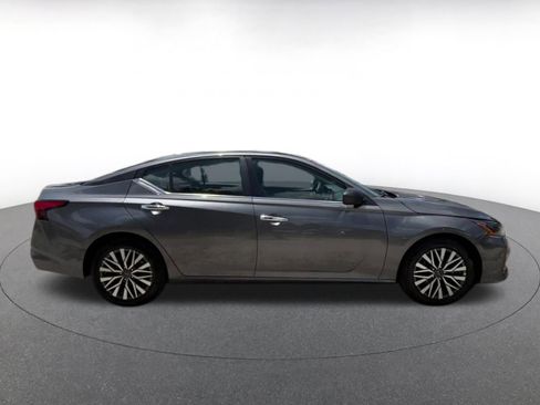 Used 2025 Nissan Altima 2.5 SV FWD image 16