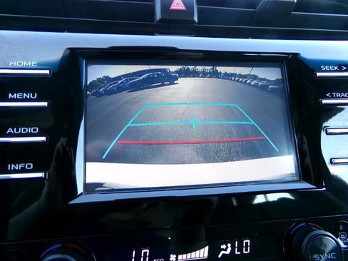 Used 2018 Toyota Camry LE image 20