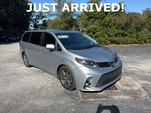 Used 2019 Toyota Sienna SE image 2