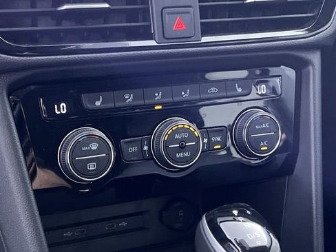 Used 2024 Volkswagen Taos SE image 18