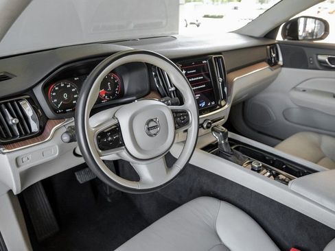 Used 2021 Volvo S60 T5 Momentum image 12