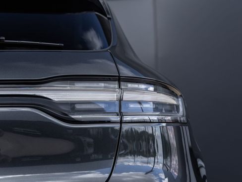 Certified 2026 Porsche Macan AWD/4WD image 13