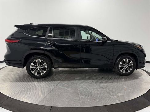 Used 2023 Toyota Highlander XLE image 7