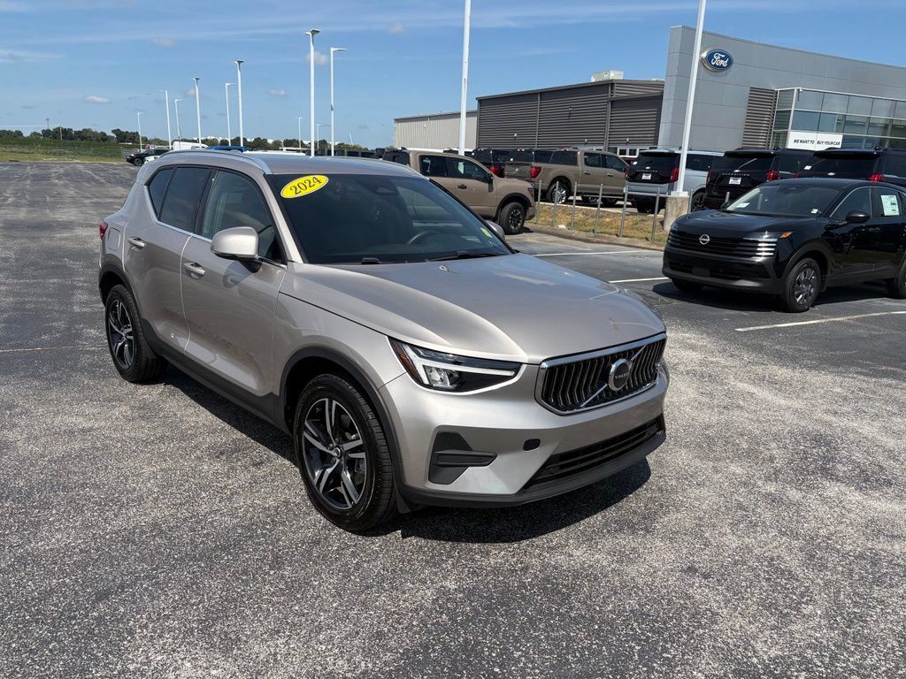 Used 2024 Volvo XC40 B5 Core AWD/4WD image 2