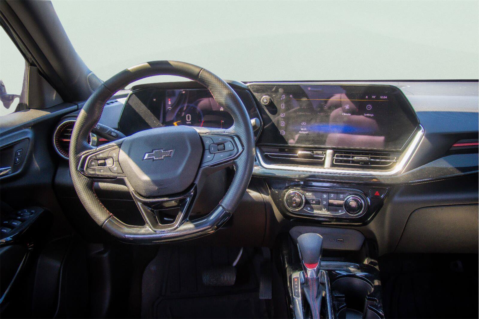 Used 2025 Chevrolet Trax RS w/ Sunroof Package FWD image 5