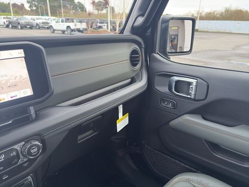New 2026 Jeep Gladiator Mojave image 14