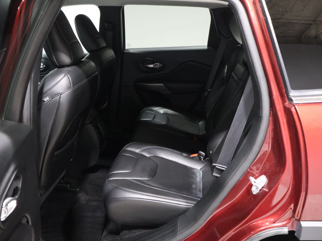 Used 2019 Jeep Cherokee Latitude Plus w/ Cold Weather Group AWD/4WD image 17