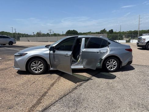 Used 2025 Toyota Camry LE w/ Convenience Package FWD image 4