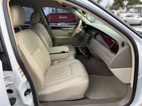 Used 2003 Lincoln Town Car Signature image 26