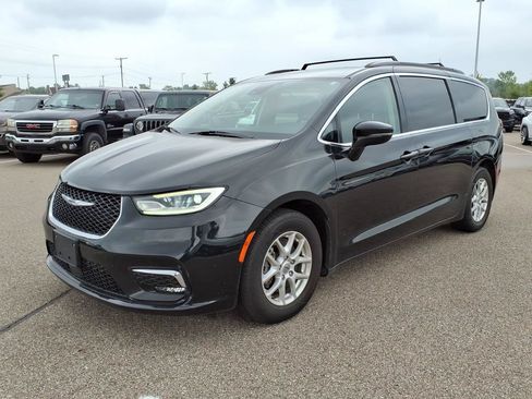 Used 2022 Chrysler Pacifica Touring-L FWD image 1