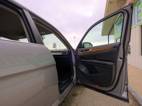 Used 2024 Volkswagen Atlas SE image 16