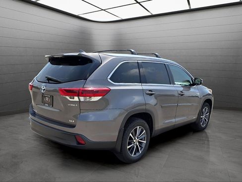 Used 2019 Toyota Highlander XLE AWD/4WD image 4