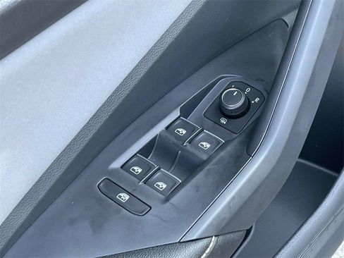 Used 2025 Volkswagen Jetta SE FWD image 17
