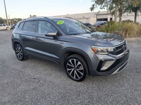 Used 2024 Volkswagen Taos SE image 2