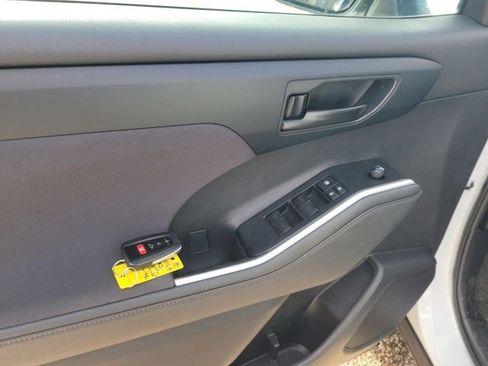 Used 2023 Toyota Highlander L image 14