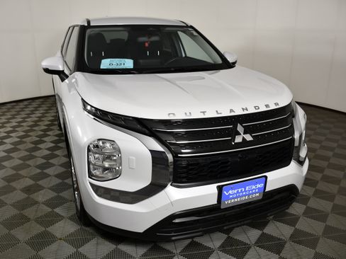 Used 2024 Mitsubishi Outlander ES AWD/4WD image 3
