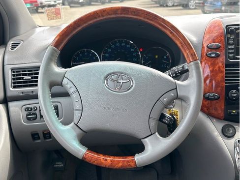 Used 2010 Toyota Sienna XLE Limited w/ XLE Limited Pkg 2 AWD/4WD image 16