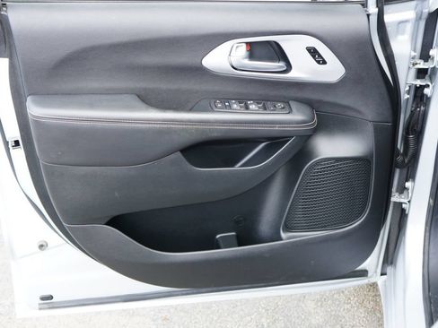 Used 2024 Chrysler Pacifica Touring-L w/ S Appearance Package FWD image 10
