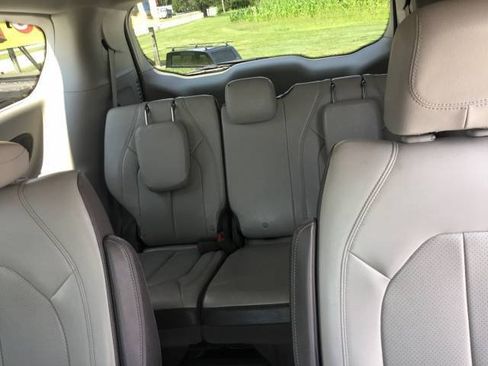 Used 2018 Chrysler Pacifica Touring-L w/ Premium Audio Group FWD image 11