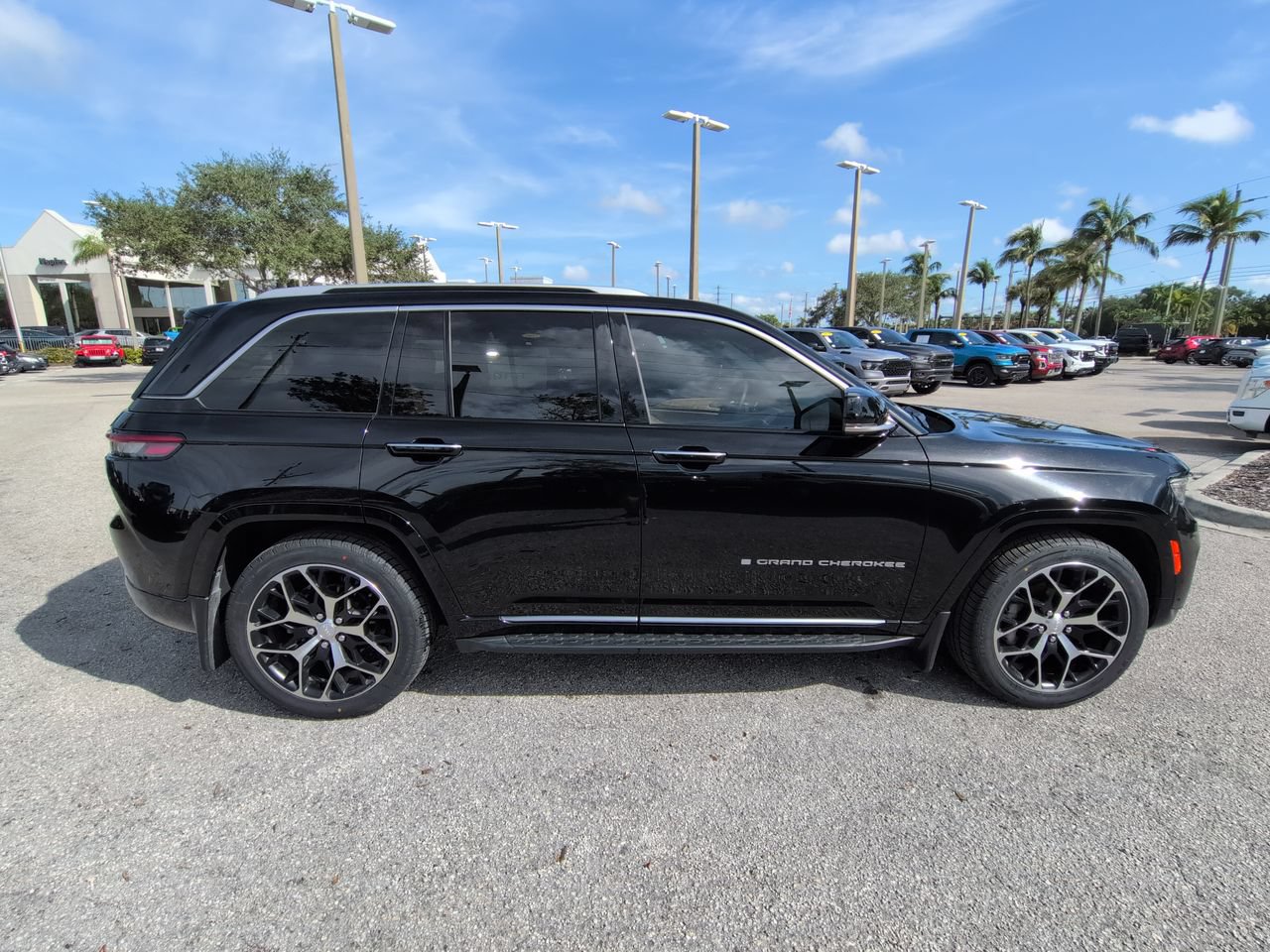 Used 2022 Jeep Grand Cherokee Summit AWD/4WD image 4