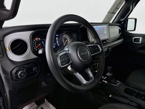 Used 2025 Jeep Wrangler Unlimited Sahara AWD/4WD image 9