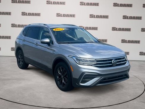 Used 2024 Volkswagen Tiguan SE w/ Panoramic Sunroof Package AWD/4WD image 7