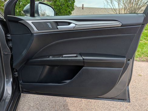 Used 2020 Ford Fusion SE image 30