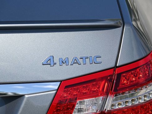 Used 2011 Mercedes-Benz E 550 4MATIC Sedan image 36