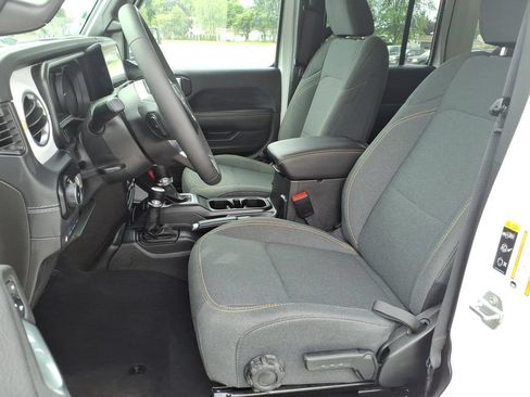Used 2025 Jeep Wrangler Unlimited Sahara AWD/4WD image 3