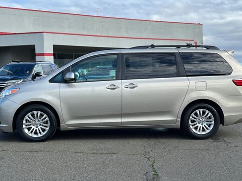 Used 2017 Toyota Sienna XLE Premium image 9