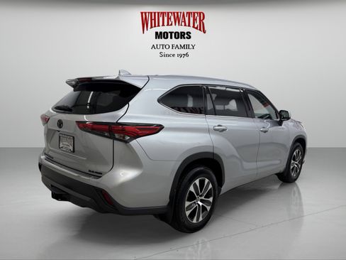 Used 2022 Toyota Highlander XLE AWD/4WD image 4