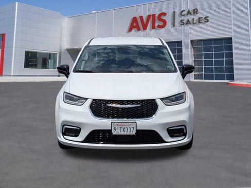 Used 2024 Chrysler Pacifica Touring-L FWD image 2