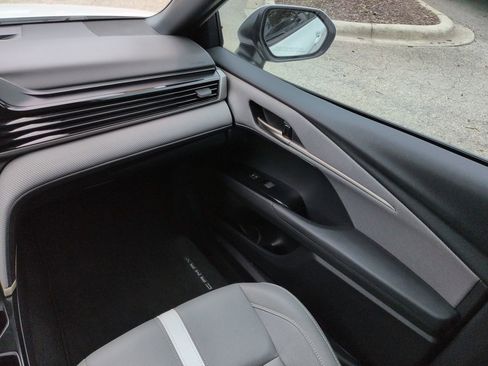 Used 2025 Toyota Camry SE w/ Convenience Package FWD image 17