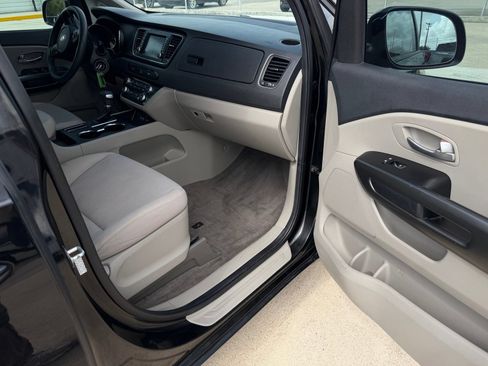 Used 2021 Kia Sedona LX FWD image 9