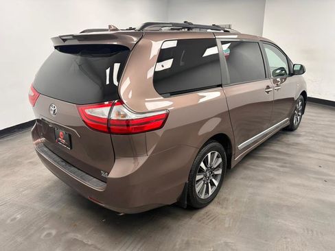 Used 2018 Toyota Sienna XLE w/ XLE Navigation Package image 7