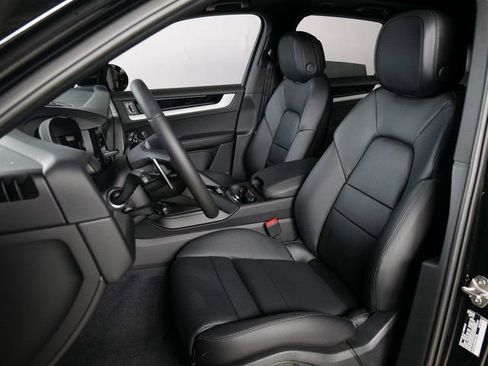 New 2026 Porsche Cayenne Base image 5