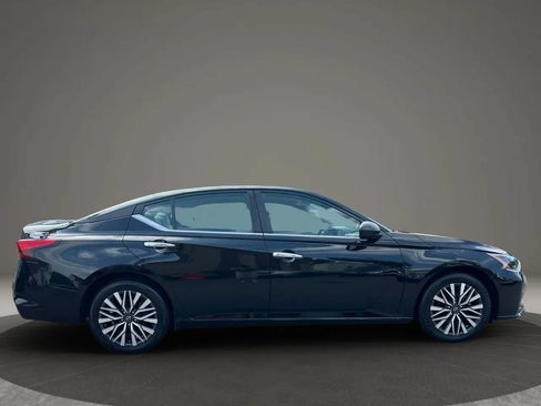 Used 2024 Nissan Altima 2.5 SV FWD image 4