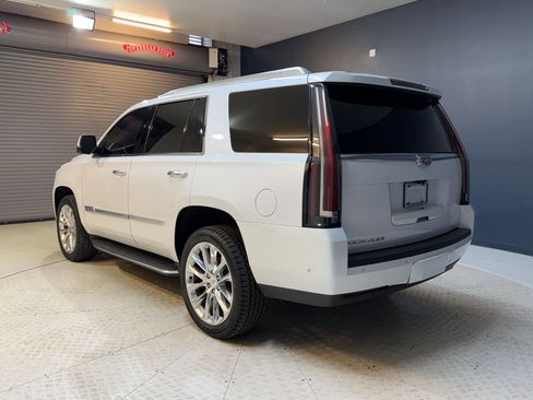 Used 2018 Cadillac Escalade Luxury RWD image 3