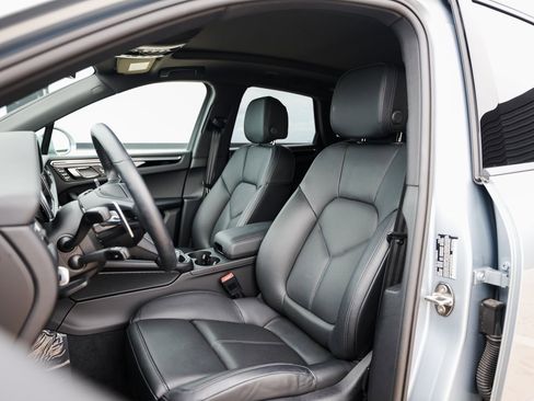 Certified 2025 Porsche Macan image 5