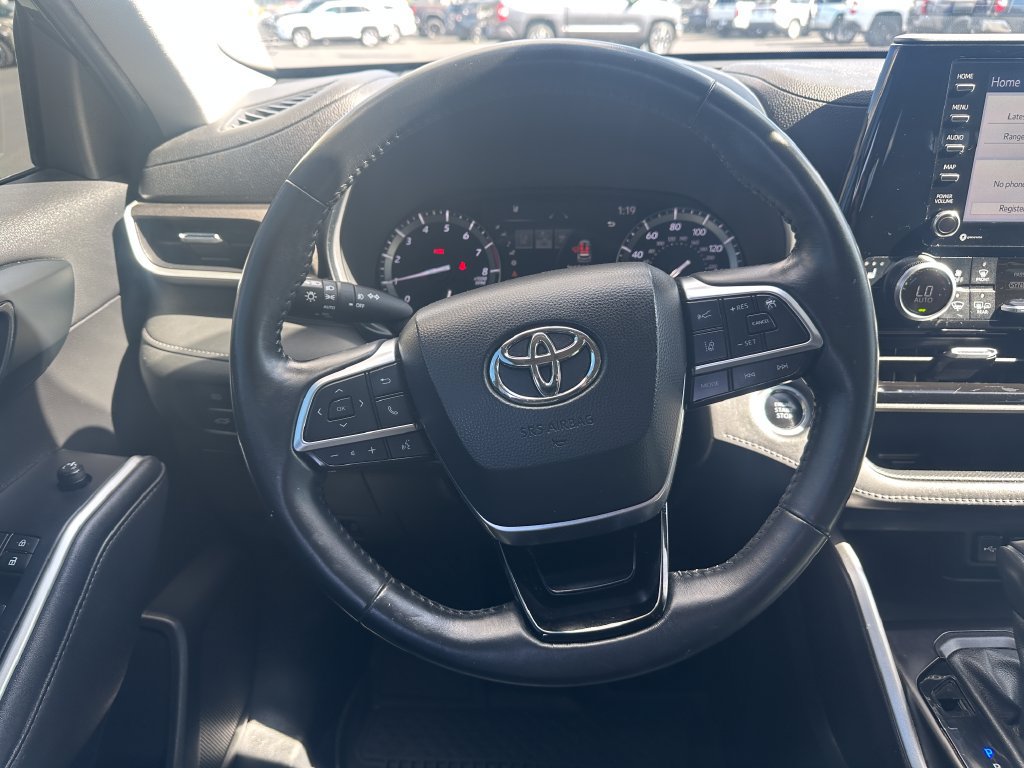 Used 2021 Toyota Highlander XLE AWD/4WD image 20