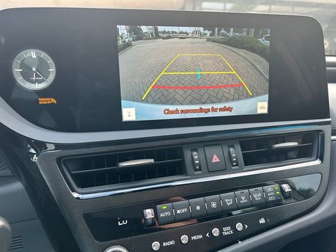 Used 2024 Lexus ES 300h w/ Premium Package FWD image 18