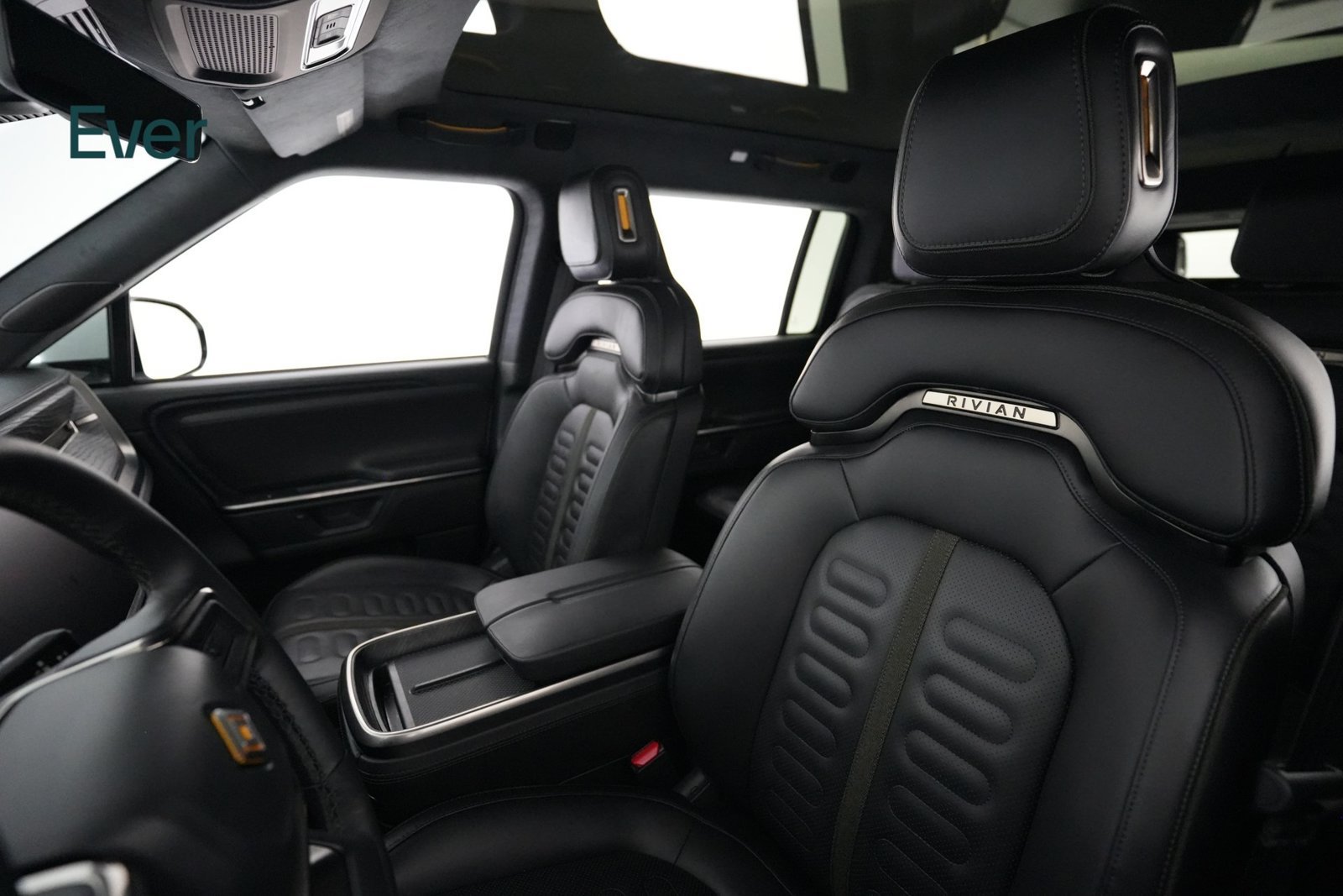 Used 2025 Rivian R1S Adventure Dual AWD/4WD image 4